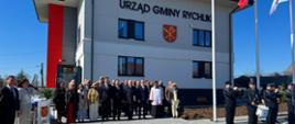 Otwarcie nowej siedziby Urzędu Gminy Rychliki: uczestnicy uroczystości przed nowym budynkiem