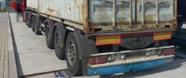 68,6 t zamiast dopuszczalnych 40 t ważył ciągnik siodłowy z podpiętą naczepą dzieloną i dwoma kontenerami wypełnionymi ładunkiem. „Stonogę” zatrzymali funkcjonariusze mazowieckiej Inspekcji Transportu Drogowego na ekspresowej „siódemce” pod Mławą.