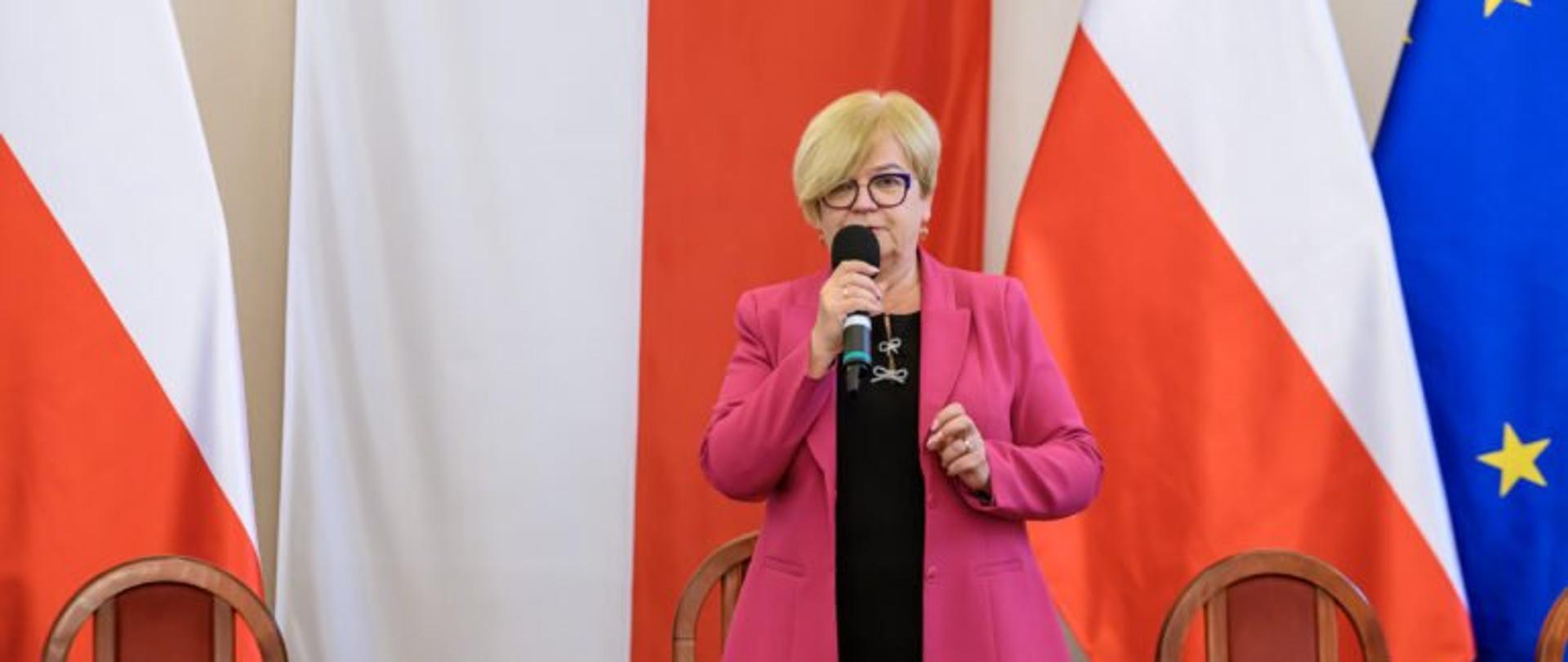 Zdjęcie przedstawia wojewodę podkarpackiego Teresę Kubas-Hul przemawiającą podczas uroczystości