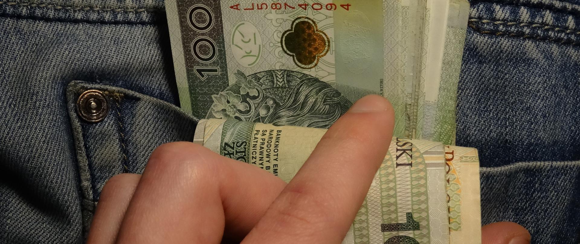 gotówka wystająca z kieszeni