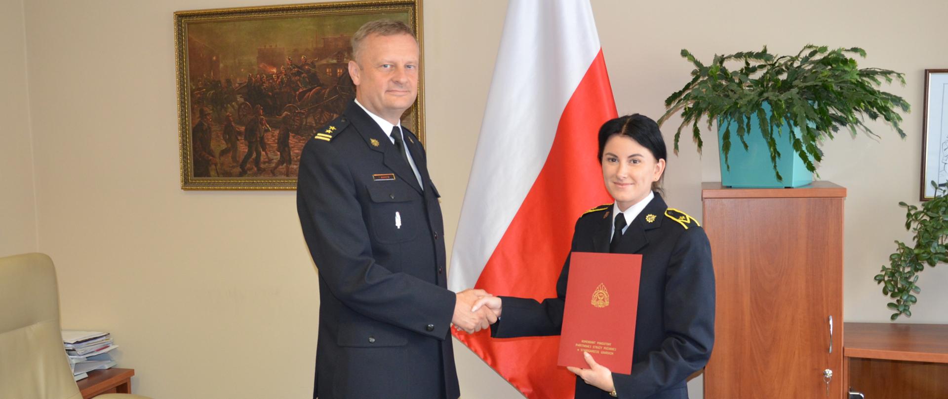 Zdjęcie przedstawia Komendanta powiatowego i nagrodzoną funkcjonariuszkę