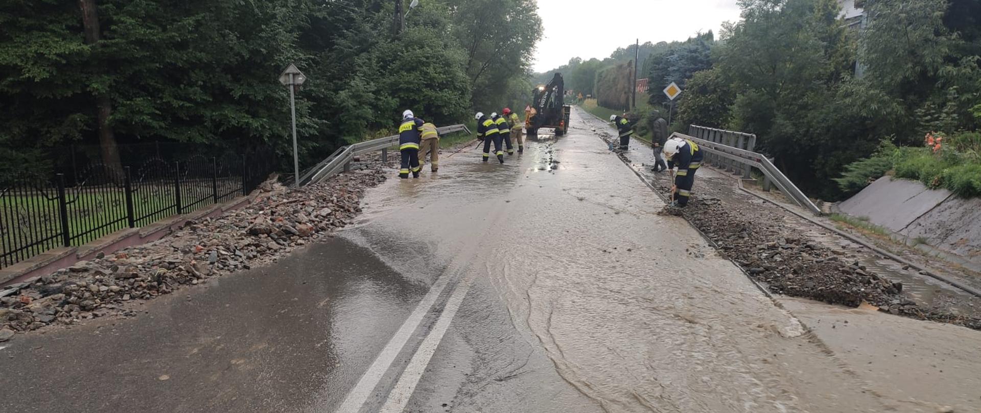 Zdjęcie przedstawia pracujących strażaków