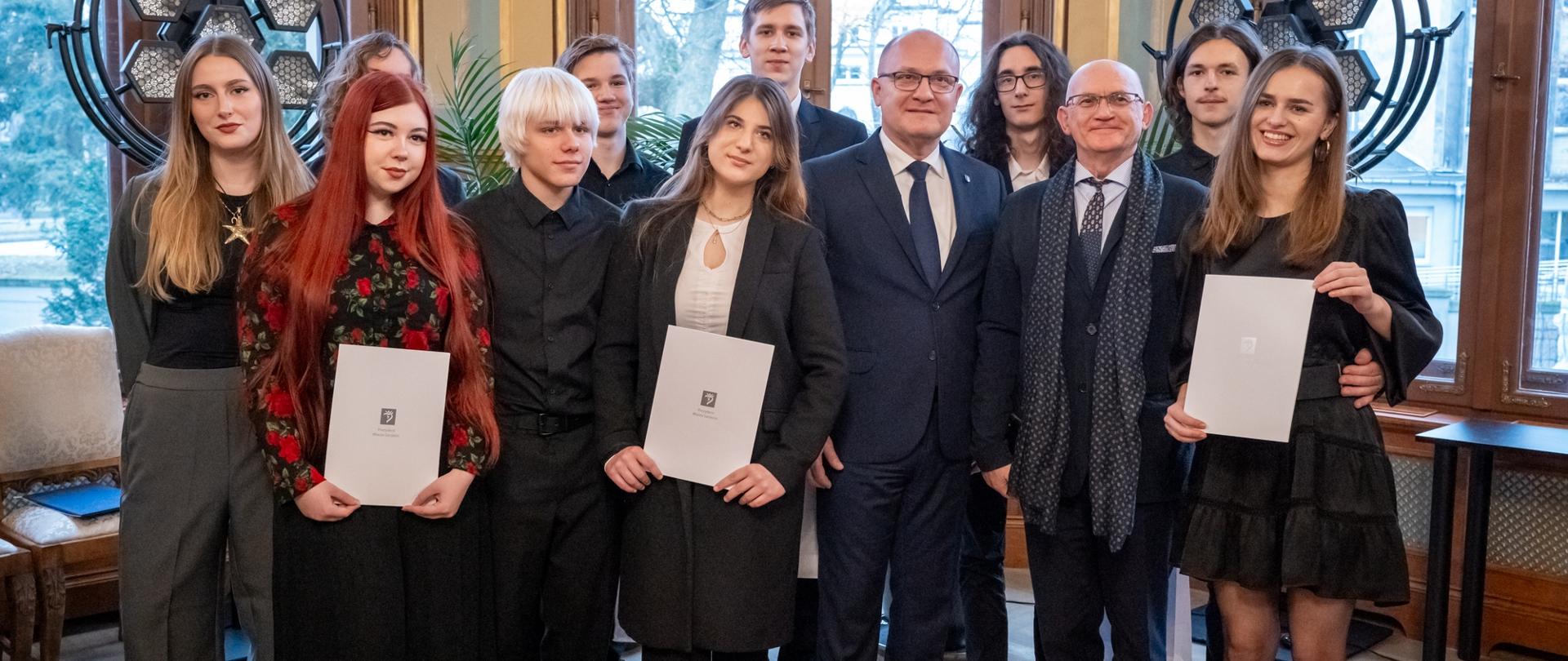 Zdjęcie przedstawia prezydenta miasta Szczecin wraz z dyrektorem szkoły we wspólnym zdjęciu ze wszystkimi laureatami stypendium