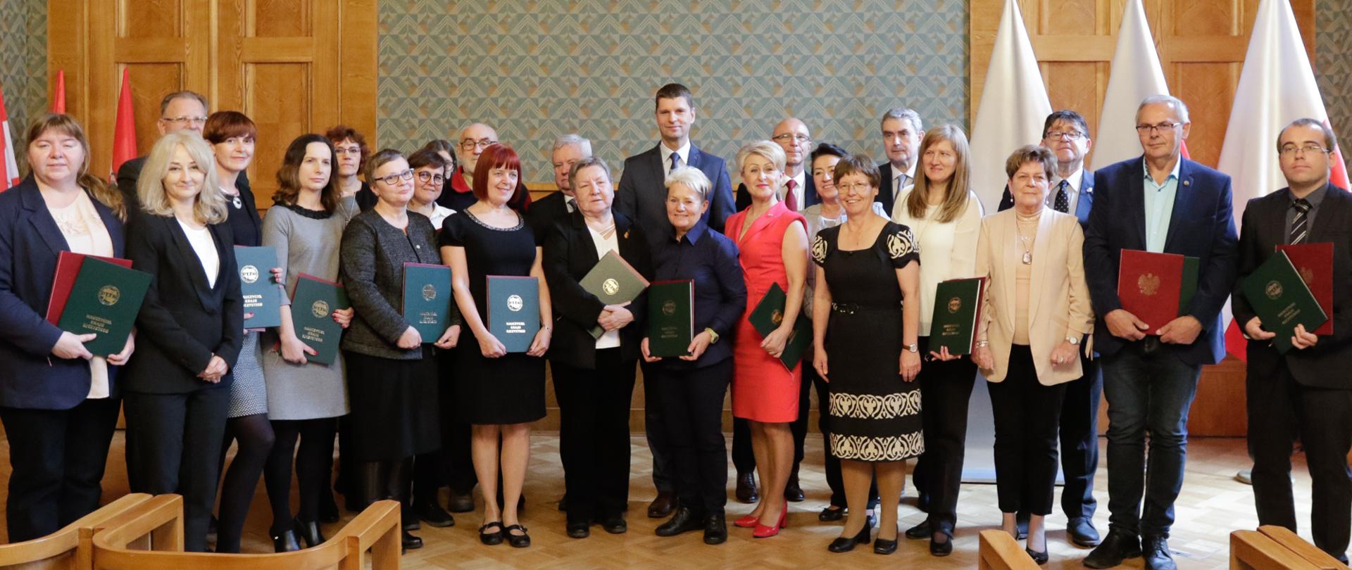 Minister Edukacji Narodowej Dariusz Piontkowski razem z uhonorowanymi nauczycielami oraz działaczami PTTK