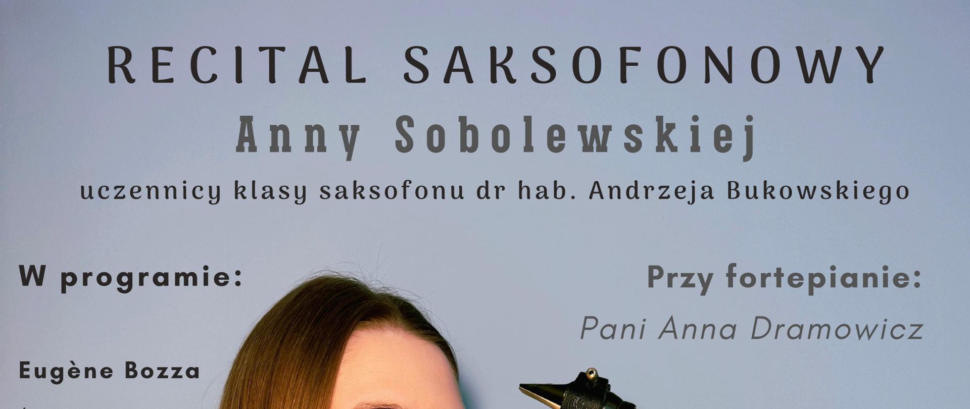 Plakat zapraszający na recital saksofonowy w PSM w Szczytnie . Na pierwszym planie znajduje się kobieta trzymająca saksofon w dłoniach 