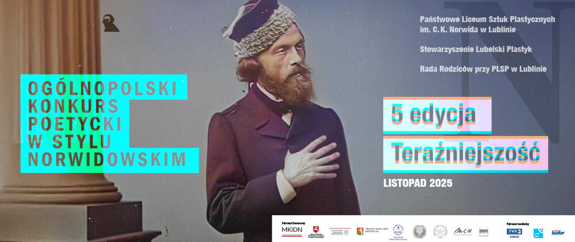 Baner konkursu. W centrum podkolorowane i lekko przerobione zdjęcie stojącego C.K. Norwida (dorobiona dłoń z sześcioma palcami, którą Norwid trzyma na piersi). Tekst: Ogólnopolski Konkurs Poetycki w Stylu Norwidowskim. 5 edycja. Teraźniejszość. Listopad 2025