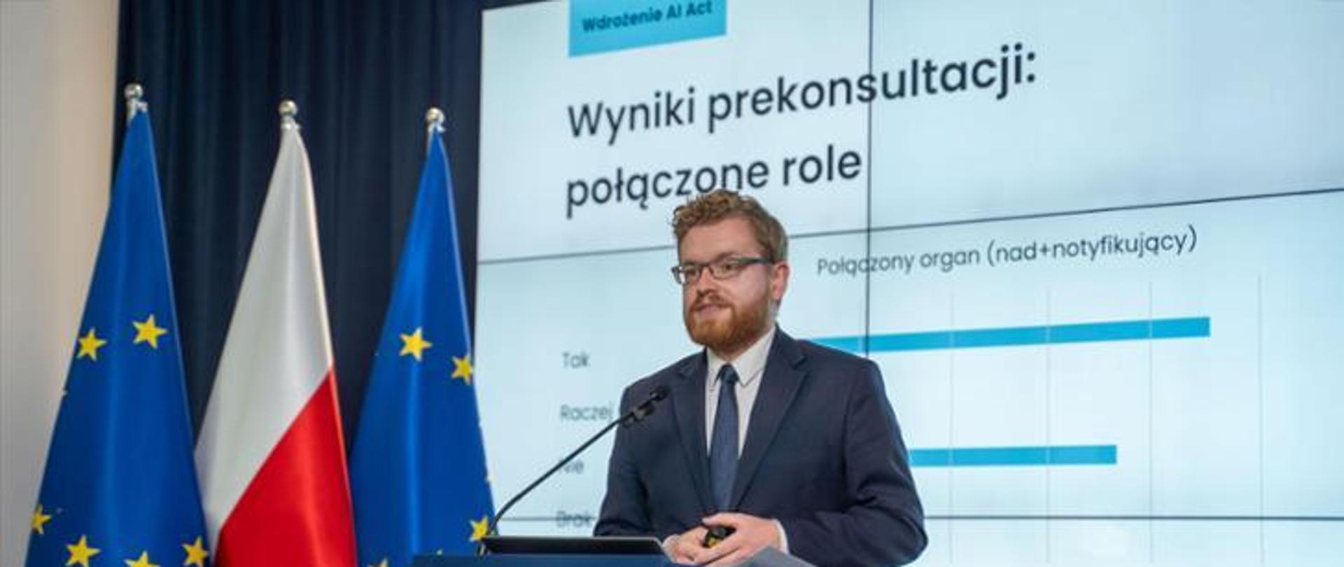 Dariusz Standerski na tle prezentacji