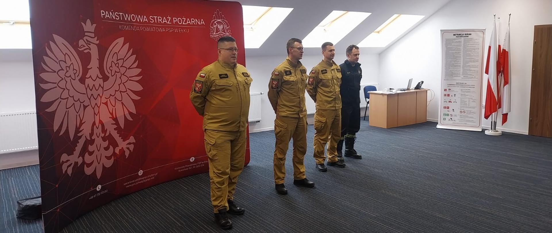 Komisja egzaminacyjna na czele z Komendantem PSP w Ełku