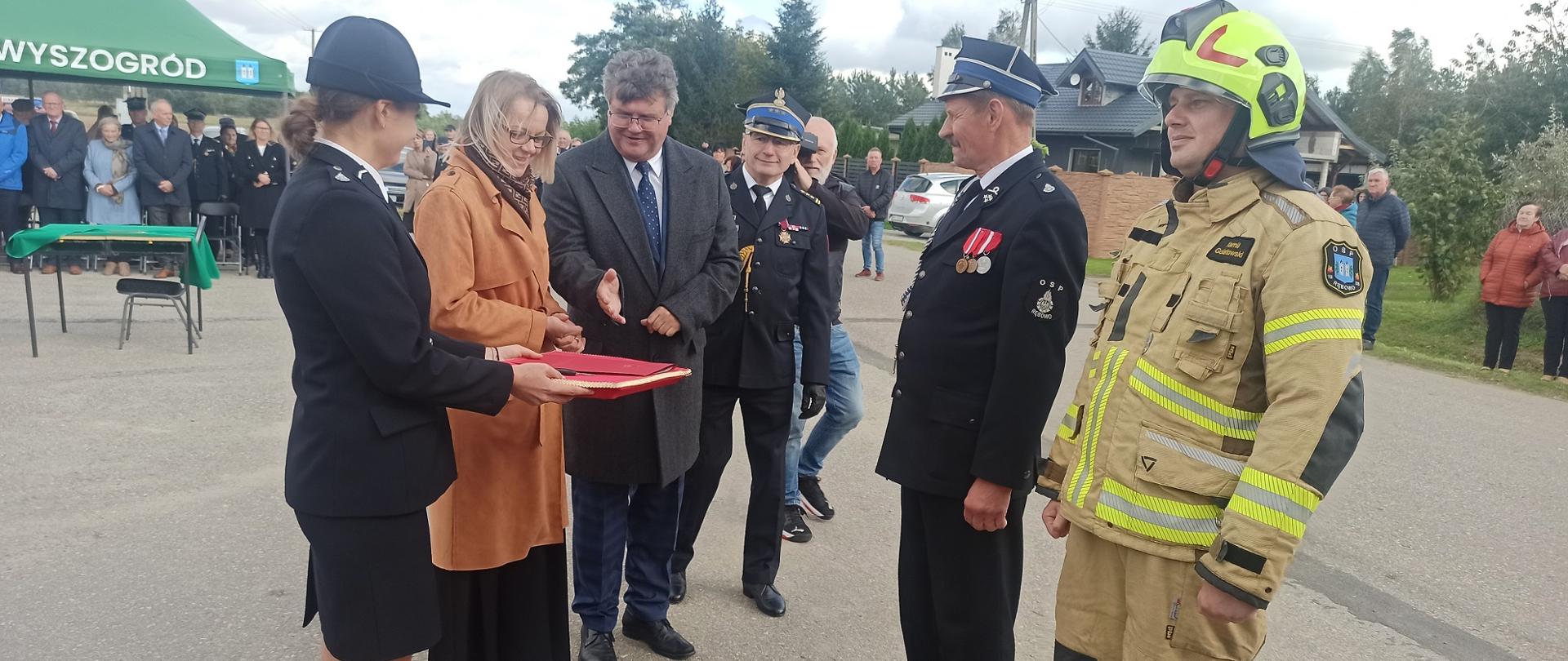 Nadanie sztandaru OSP Rakowo i przekazanie samochodu dla OSP Rębowo (powiat płocki)