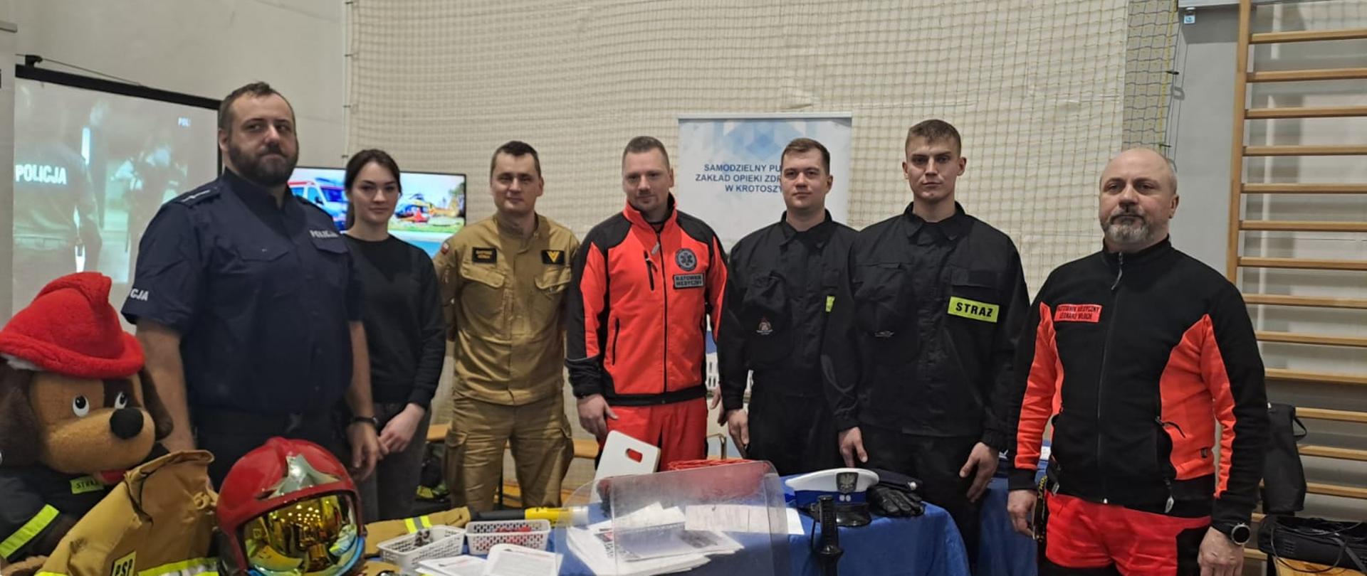 Zdjęcie przedstawia przedstawicieli służb ratunkowych na targach pracy