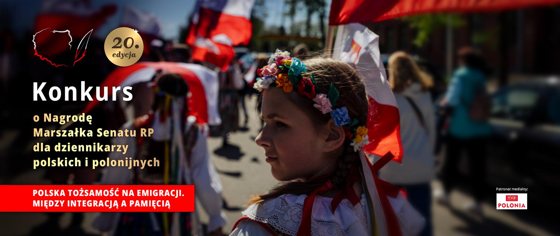 Grafika przedstawia dziewczynkę z wiankiem z kolorowych sztucznych kwiatów na głowie, otoczoną osobami niosącymi polskie flagi.