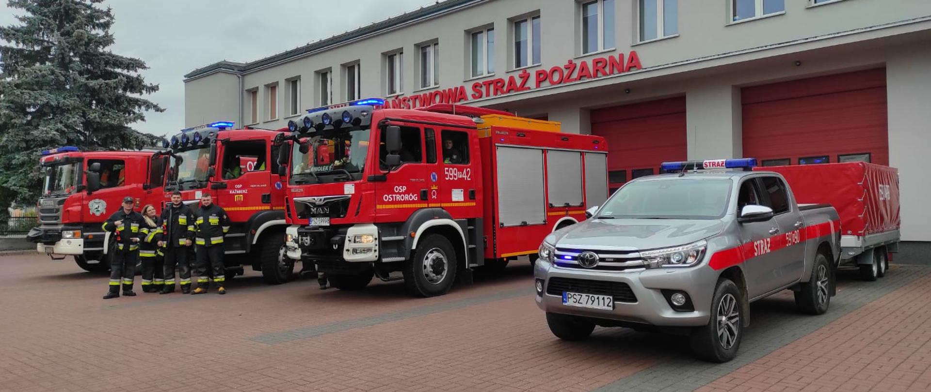 Na zdjęciu widzimy samochody pożarnicze oraz strażakow