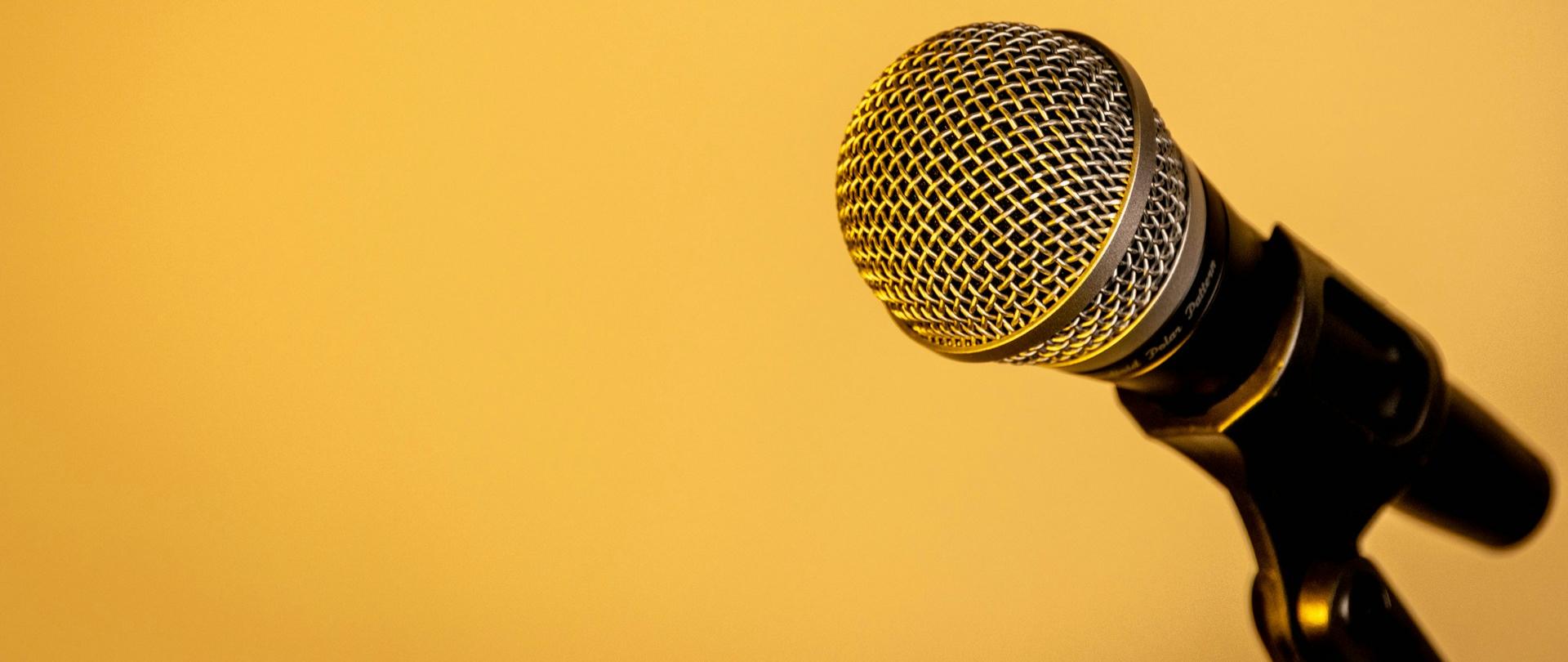 Mikrofon na żółtym tle