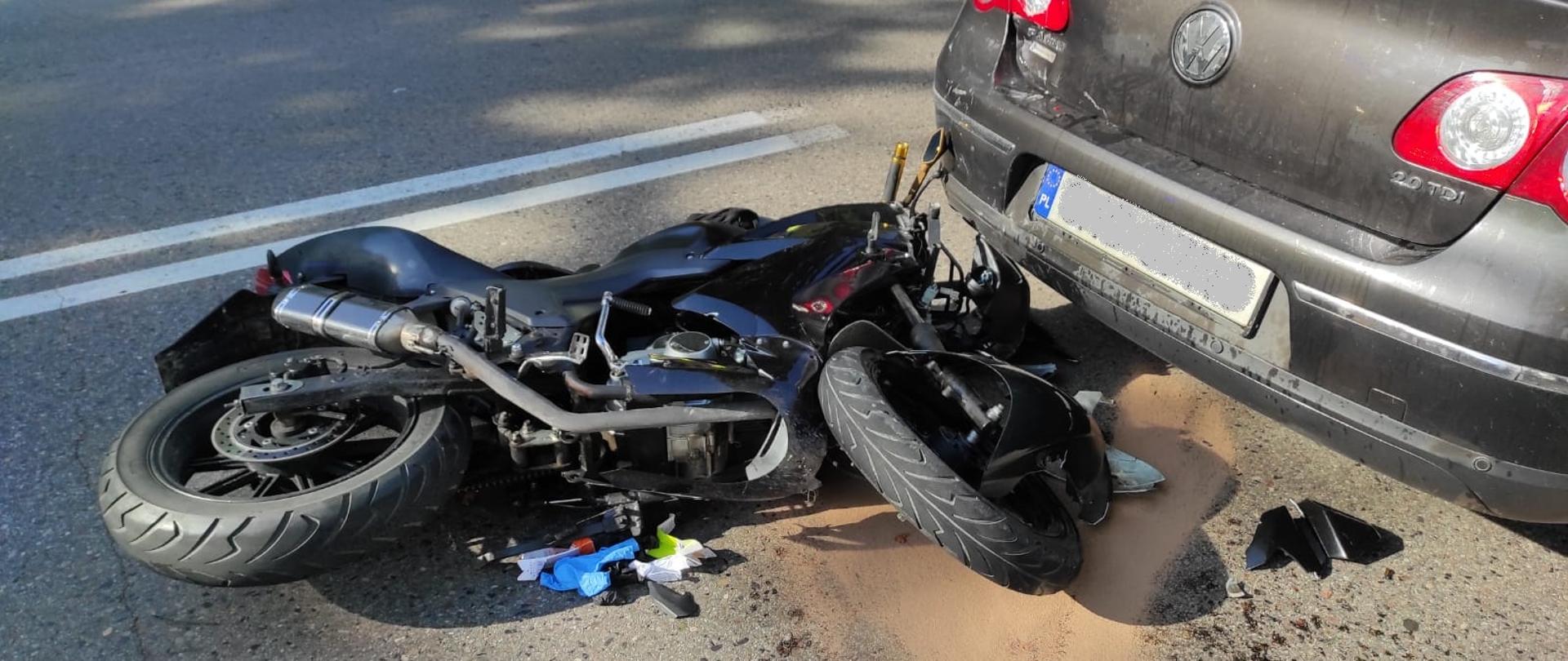 Zderzenie motoroweru z samochodem osobowym na ul. 900-lecia w Mogilnie