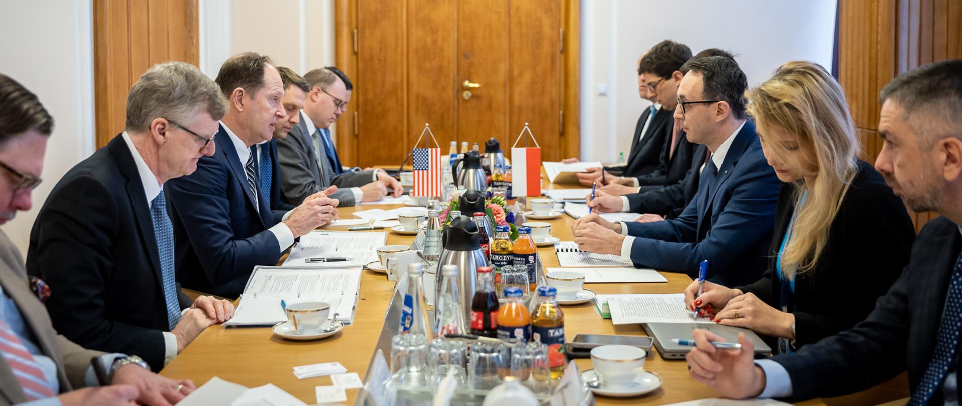 Minister infrastruktury Dariusz Klimczak w trakcie spotkania z ambasadorem Stanów Zjednoczonych w Polsce