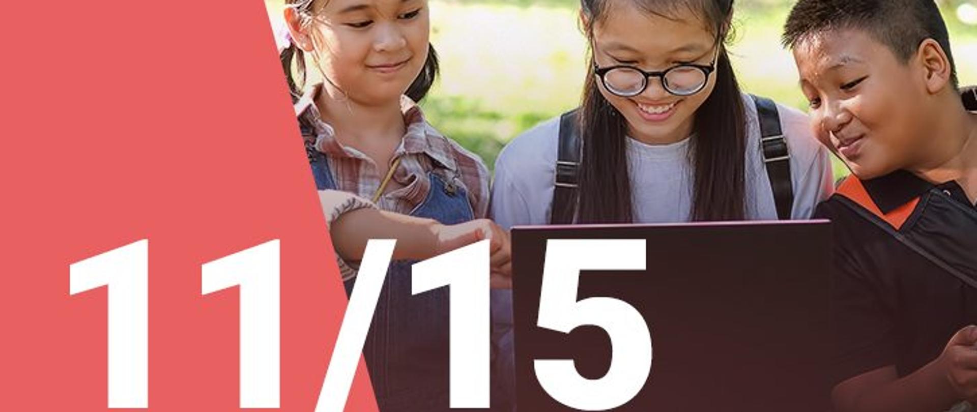 Na zdjęciu widzimy dwie dziewczynki oraz chłopca patrzących z uśmiechem na ekran laptopa. W dolnym lewym roku widoczna jest numeracja zdjęcia (11/15) 