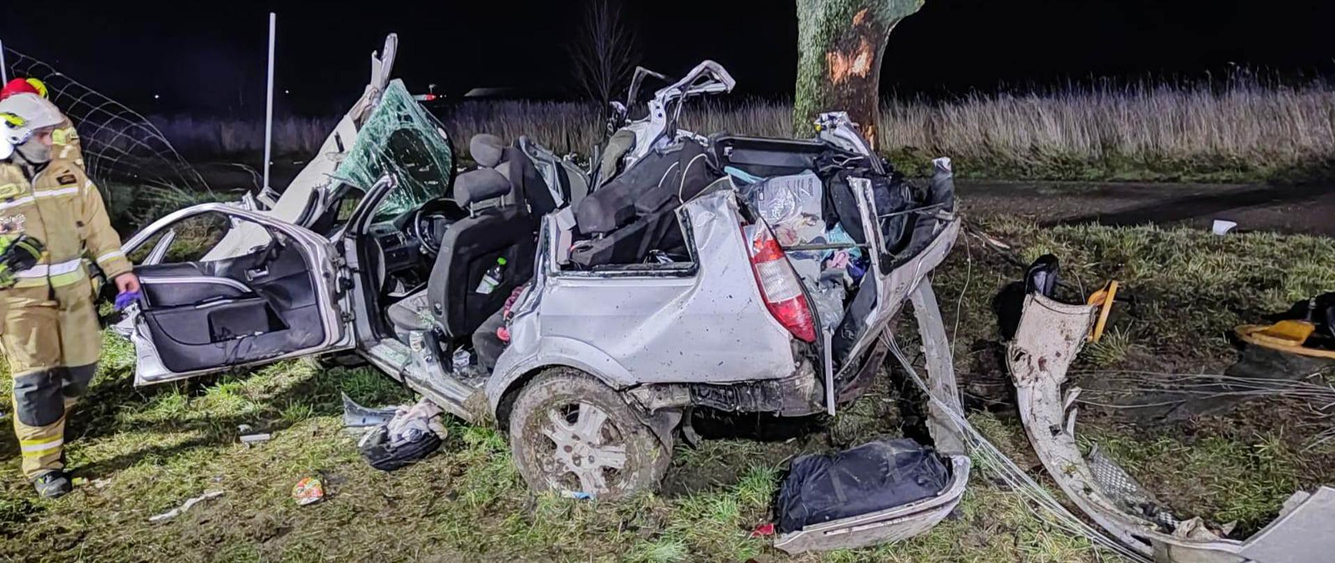 Uszkodzony, pocięty i z usuniętym dachem przez strażaków wrak pojazdu.