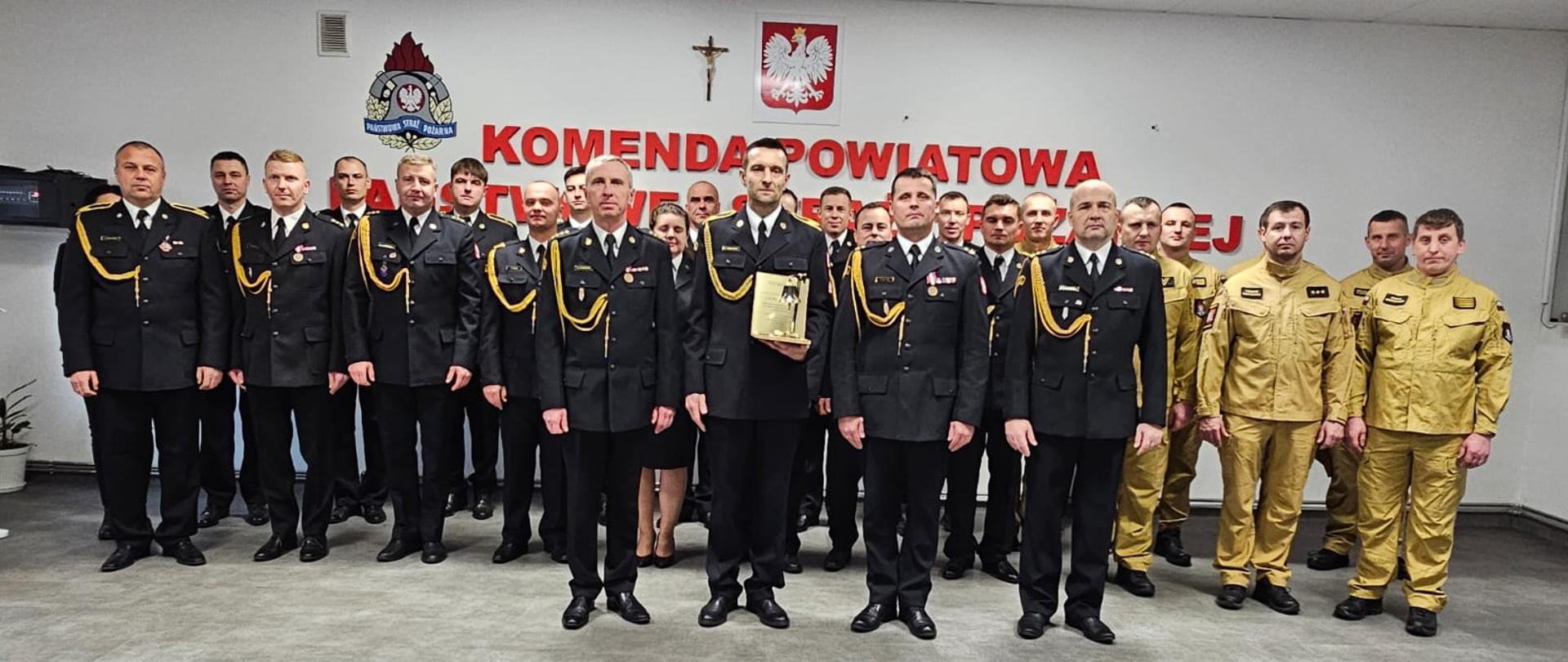 zdjecie grupowe funkcjonariuszy i pracowników cywilnych kp psp w lubaczowie