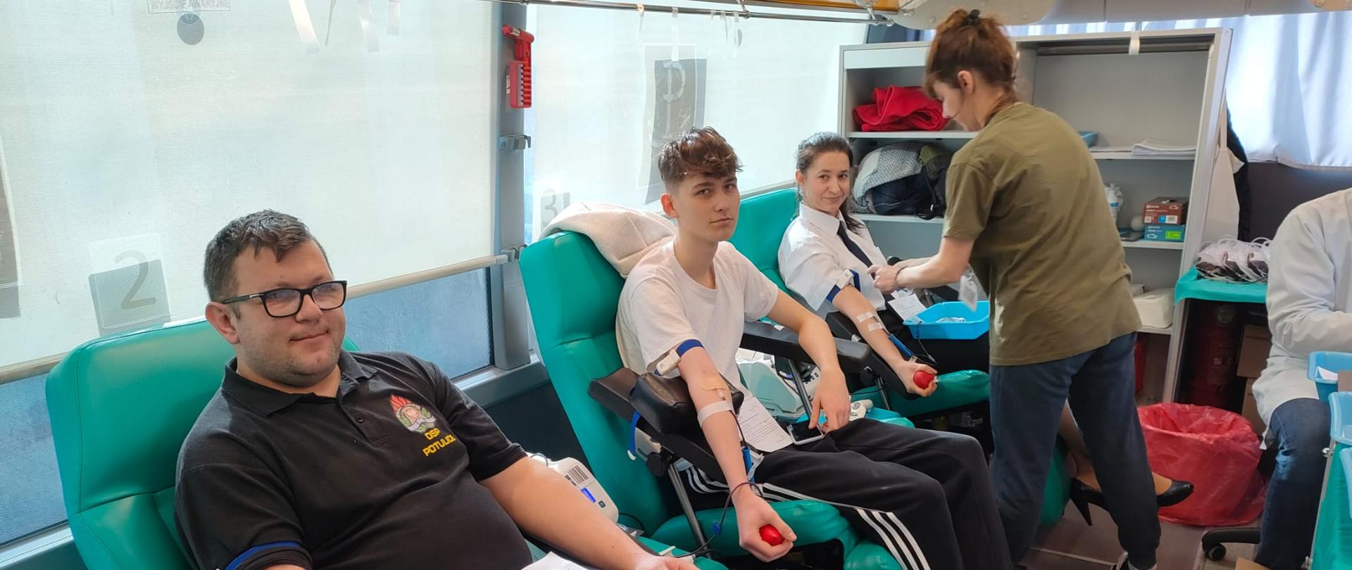 Na zdjęciu uczestnicy akcji poboru krwi