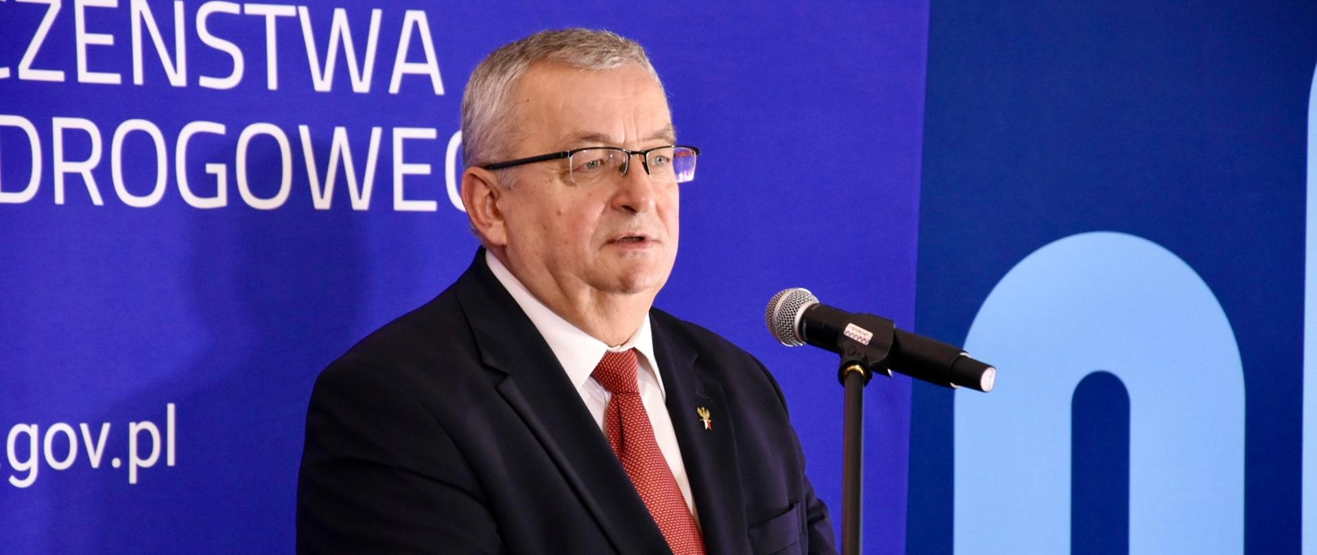 Minister infrastruktury Andrzej Adamczyk podczas konferencji z okazji obchodów Światowego Dnia Pamięci Ofiar Wypadków Drogowych.