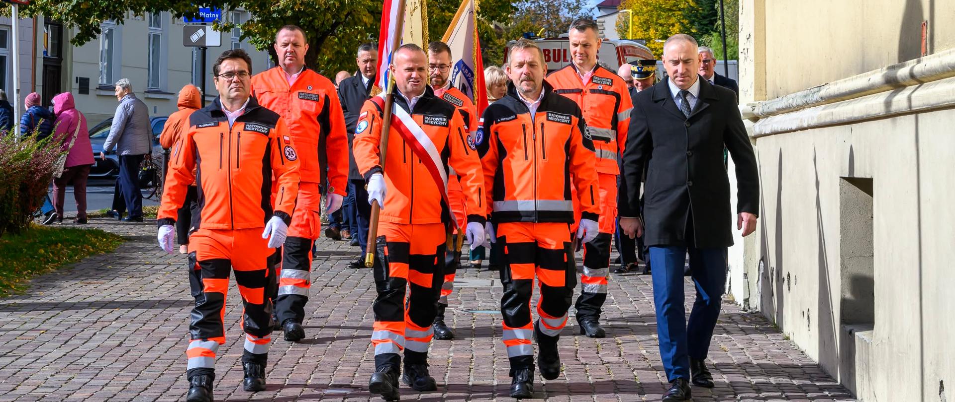 Zdjęcie przedstawia ratowników medycznych podczas uroczystości z okazji Dnia Ratownictwa Medycznego