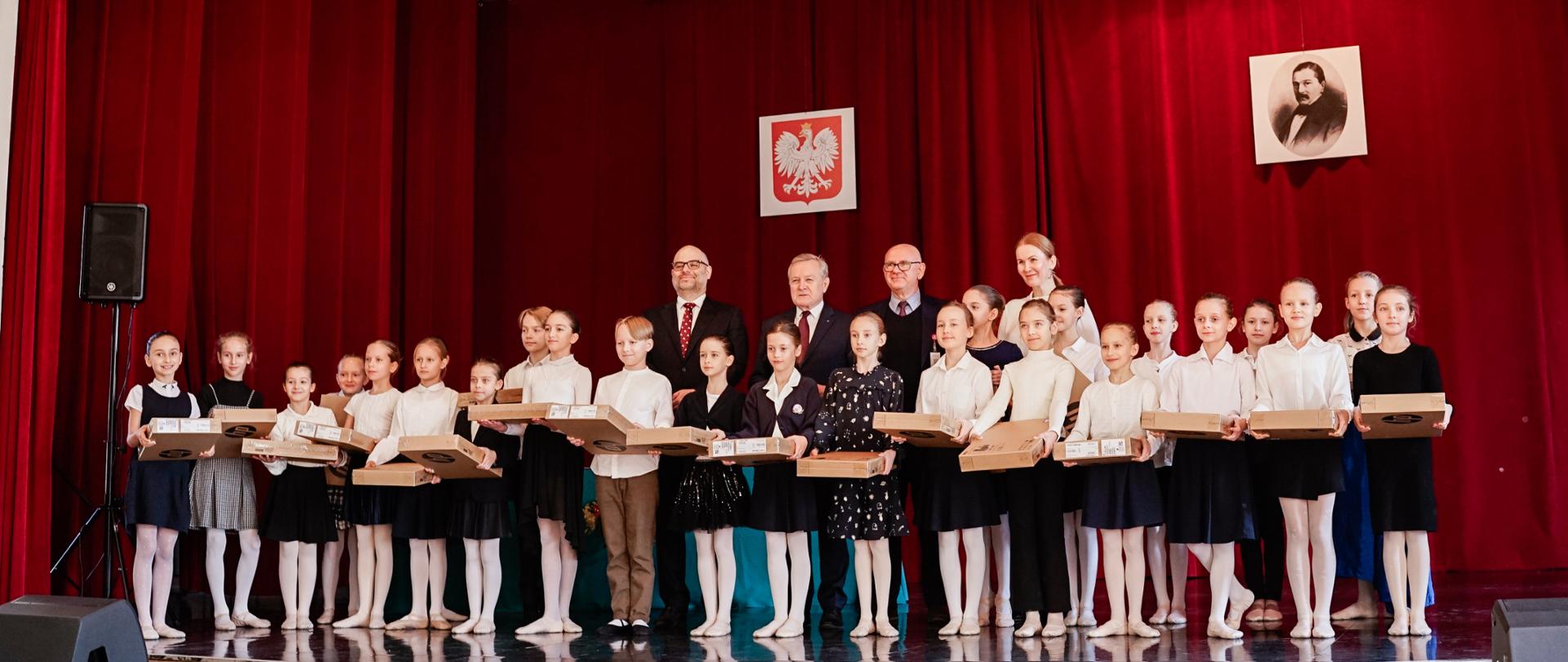 Uczniowie Ogólnokształcącej Szkoły Baletowej w Warszawie otrzymali laptopy fot. MKiDN/Monika Matejuk 