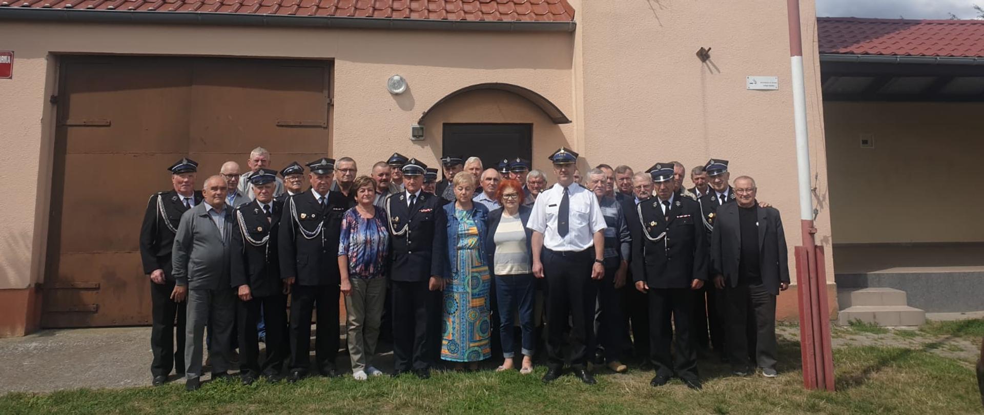 Widać strażaków na zdjęciu grupowym przed strażnicą