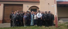Widać strażaków na zdjęciu grupowym przed strażnicą