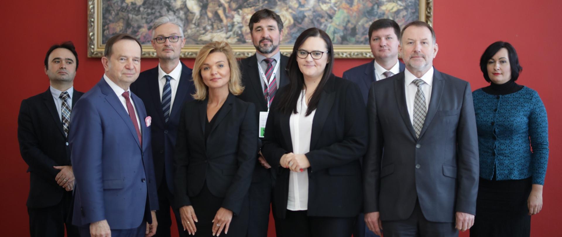 Zdjęcie grupowe, wśród osób minister Jarosińska-Jedynak i marszałek Ortyl