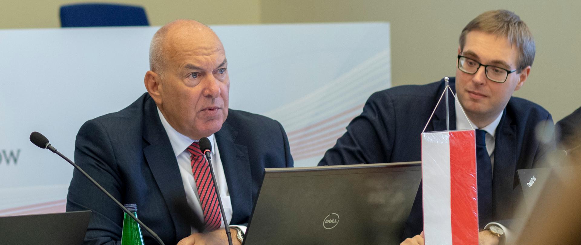 Minister finansów Tadeusz Kościński przemawia do uczestników spotkania na temat zwalczania mafii VAT 