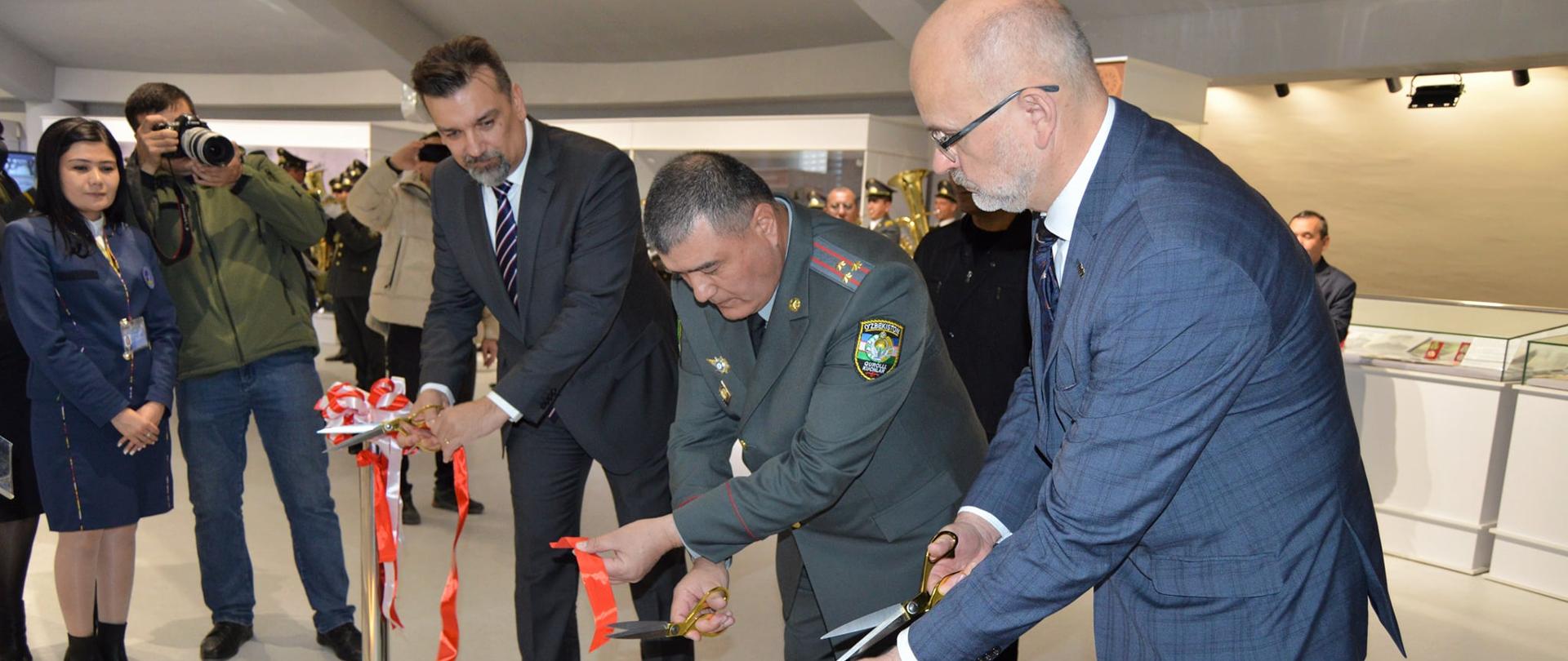 zdjęcie_nr_1-uroczystość_przekazania_kopii_munduru_Gen_Władysława_Andersa_dla_Muzeum_Zwycięstwa_w_Taszkencie_26112021