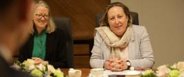 Minister handlu międzynarodowego Wielkiej Brytanii Anne-Marie Trevelyan podczas spotkania z ministrem rozwoju i technologii Waldemarem Budą, obok pani minister siedzi ambasador Wielkiej Brytanii w Polsce Anna Clunes