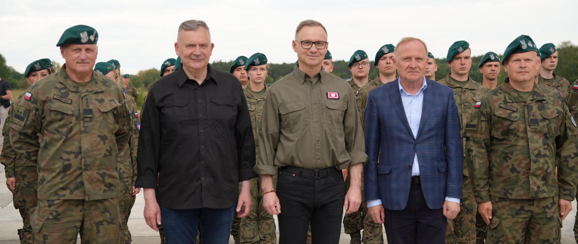 W piątek, 4 lipca 2025 r. sekretarz stanu w MON Paweł Bejda wraz Prezydentem RP Andrzejem Dudą odwiedzili żołnierzy Wojska Polskiego oraz funkcjonariuszy Straży Granicznej i Policji pełniących służbę w ochronie i obronie granicy polsko-białoruskiej.