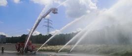 Na zdjęciu drabina pożarnicza oraz działka wodne podające wodę na pożar
