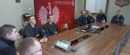 Zdjęcie przestawia strażaków podczas szkolenie naczelników OSP w formie wykładów w świetlicy.
W tle pomieszczenie świetlicy.
