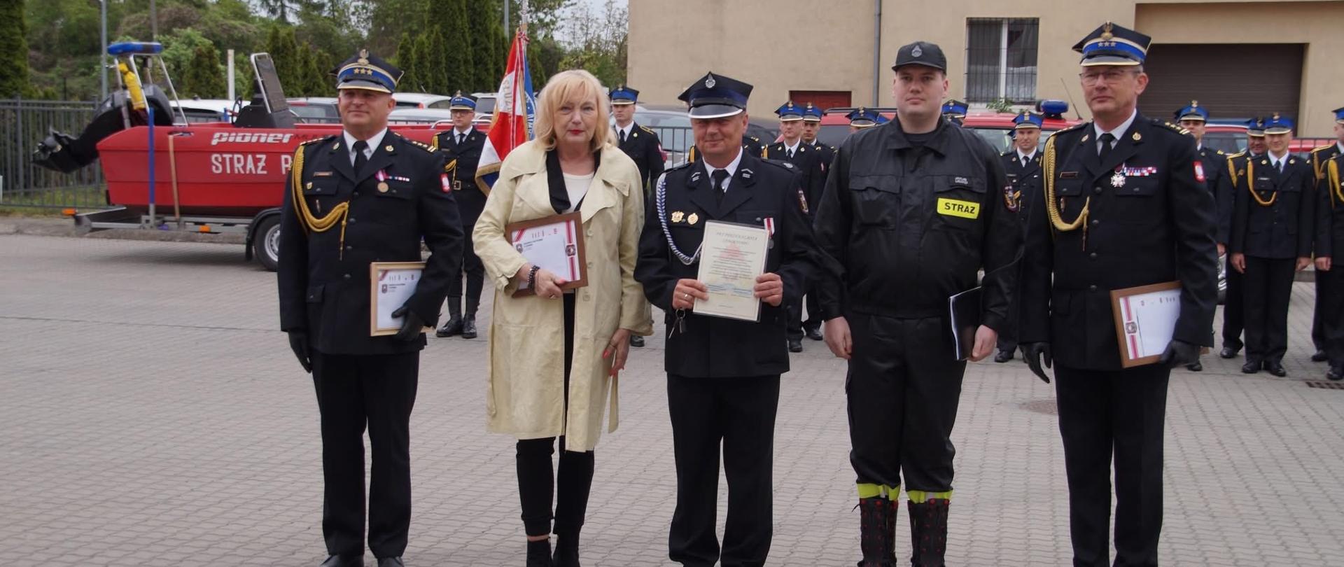 Pamiątkowe zdjęcie po przekazaniu kluczyków do pojazdu Peugeot Partner