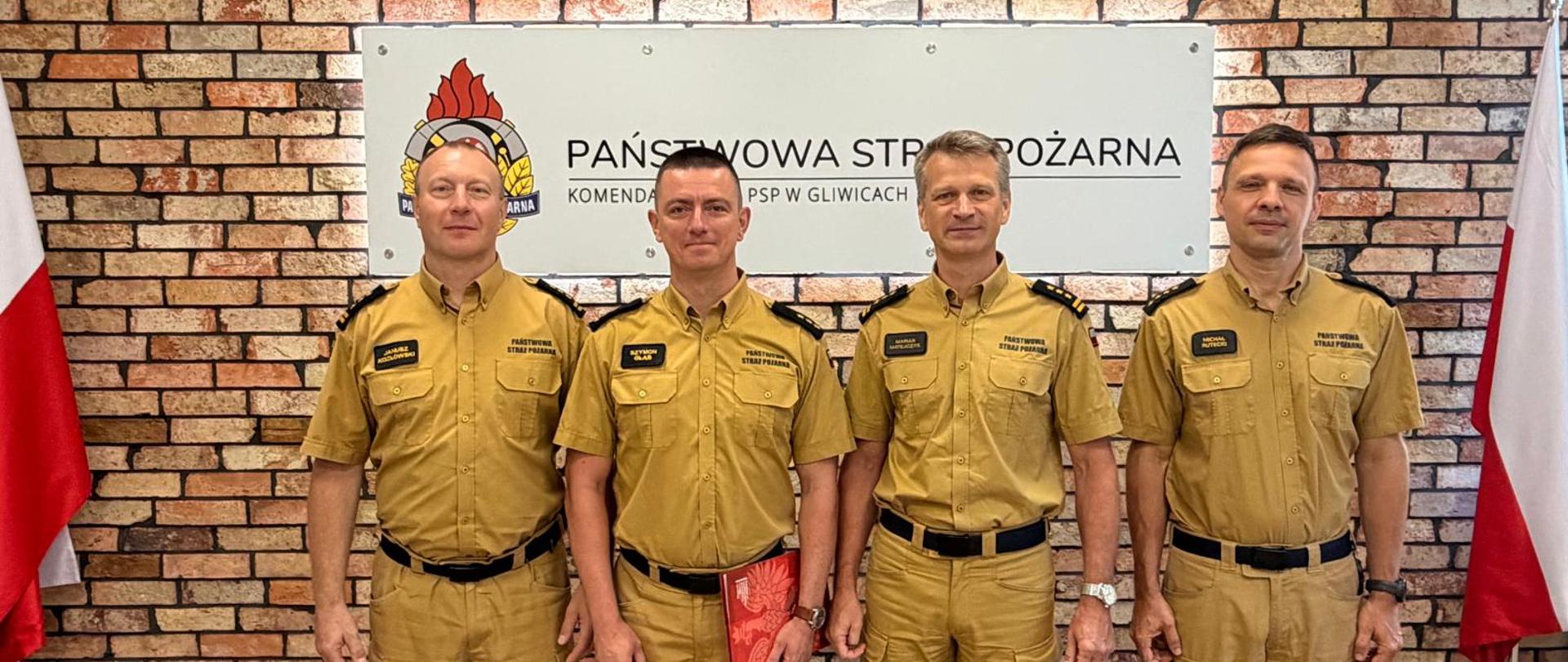 uroczystość mianowania na stanowisko Dowódcy JRG Knurów, na zdjęciu Komendant Miejski PSP wraz z zastępcą, naczelnik wydziału operacyjnego i dowódca JRG Knurów 