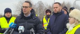 Minister Infrastruktury Dariusz Klimczak spotkał się na granicy polsko-ukraińskiej w Dorohusku z protestującymi przewoźnikami.