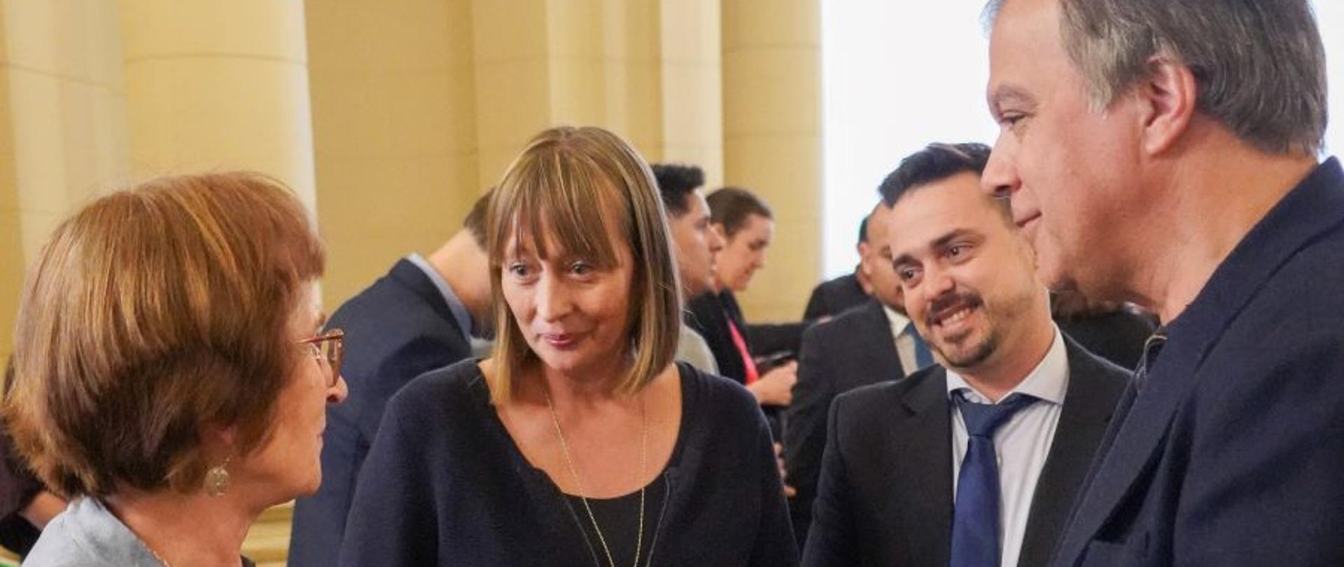 La iniciativa de presentar el libro de Danuta Drywa “LA LEGACIÓN DE LA REPÚBLICA DE POLONIA EN BERNA. UNA HISTORIA SILENCIADA” en la Legislatura fue del Diputado Nacional Roy Cortina, tercer Vicepresidente de la Legislatura Porteña y Presidente de la Comisión de Cultura, a quien la Embajada de Polonia en Buenos Aires agradece la gestión.