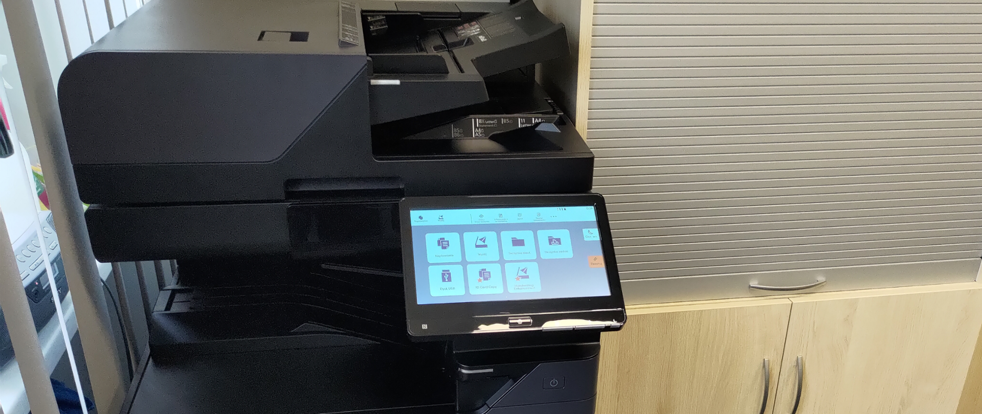 Biurowe urządzenie wielofunkcyjne w kolorze czarnym