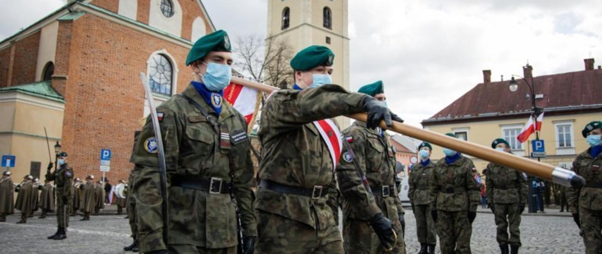 Obchody pod pomnikiem płk. Lisa-Kuli