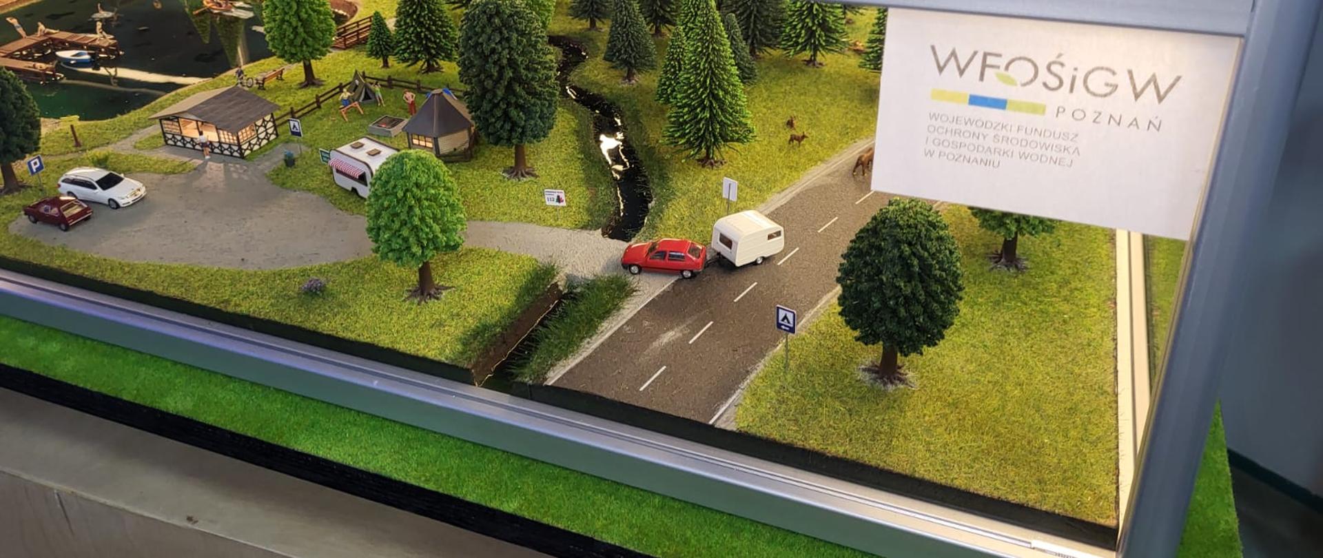 Symulator prezentujący zagrożenia w lesie, modelowo przygotowany zbiornik wodny, parking i las z uczestnikami.