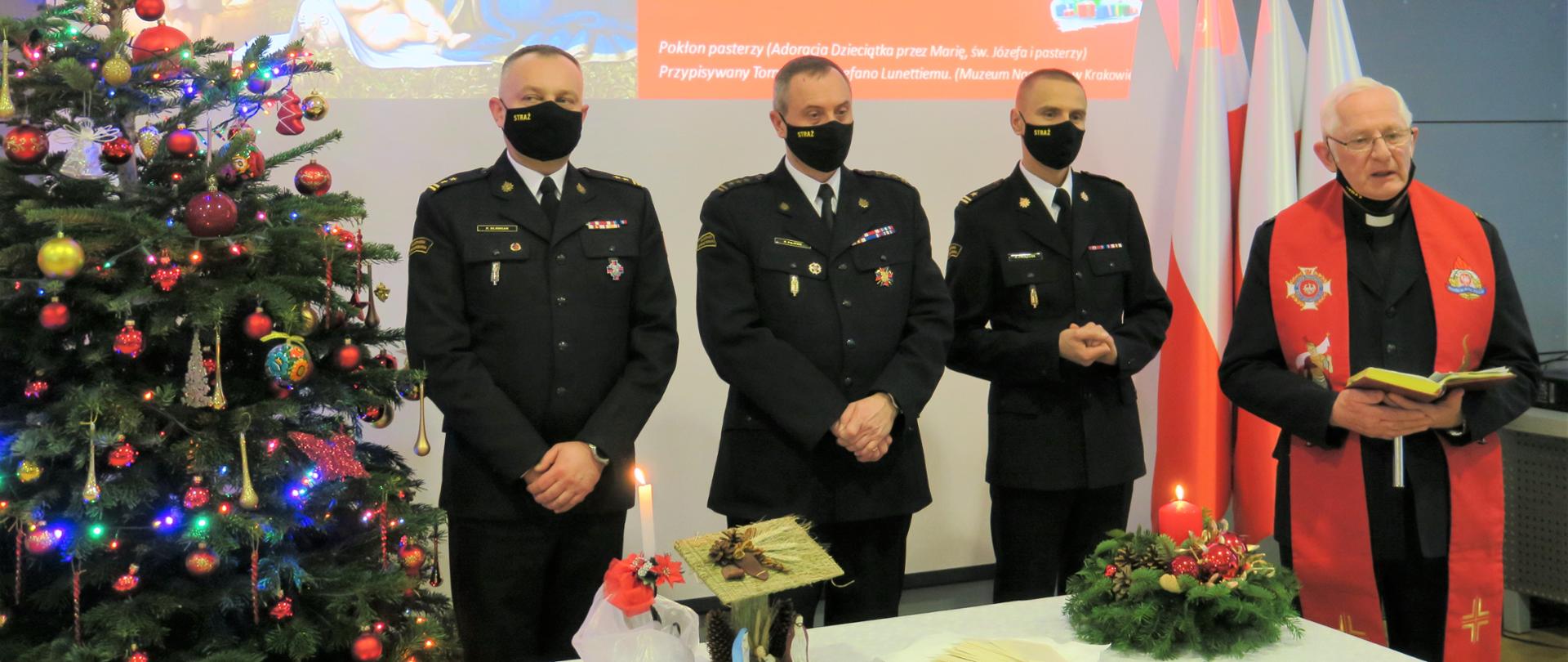 Strażacy w trakcie spotkania wigilijnego 