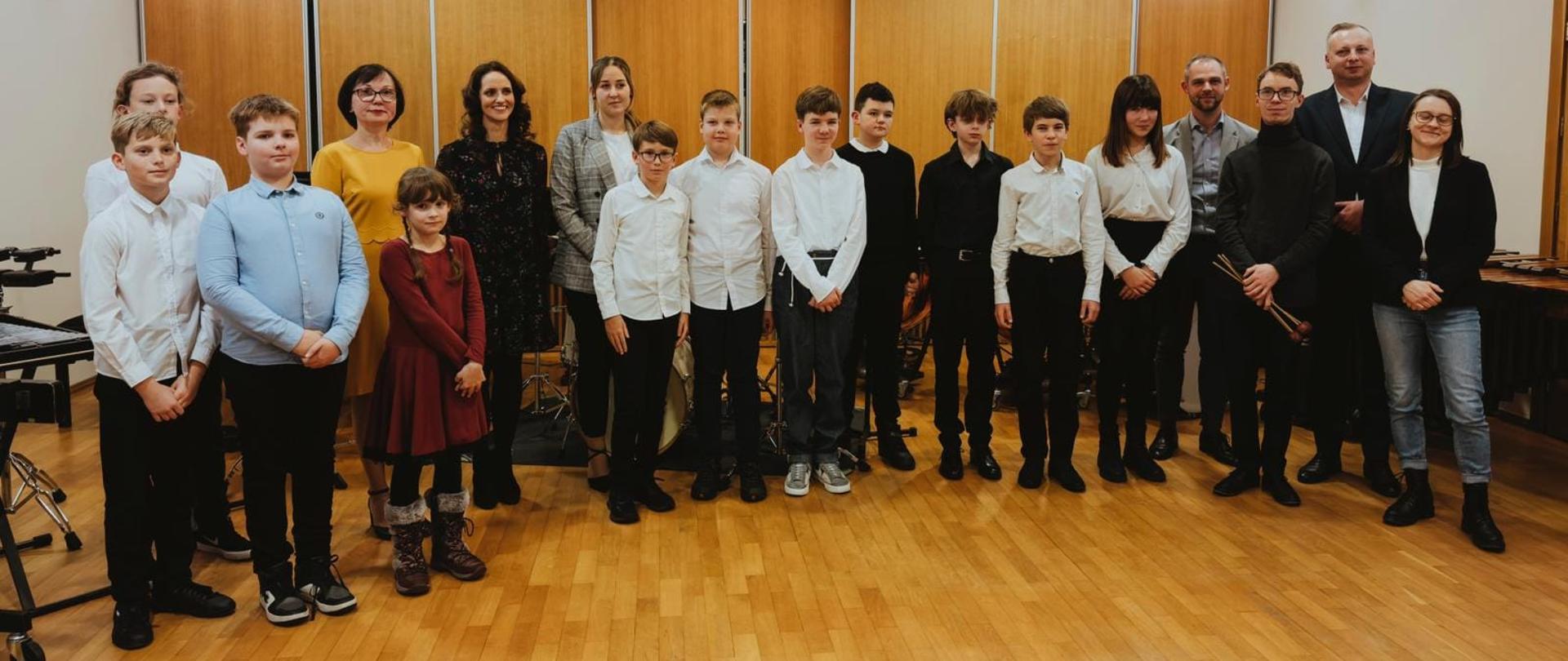 Uczniowie wraz z nauczycielami po zakończonym koncercie perkusyjnym. 