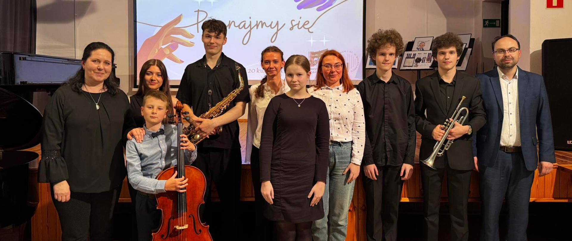 Zdjęcie przedstawiające wykonawców koncertu - uczniów i absolwentów Państwowej Szkoły Muzycznej I i II stopnia im. Feliksa Nowowiejskiego w Zgorzelcu, który odbył się 21 kwietnia 2026 r. w auli PSM w Bolesławcu.