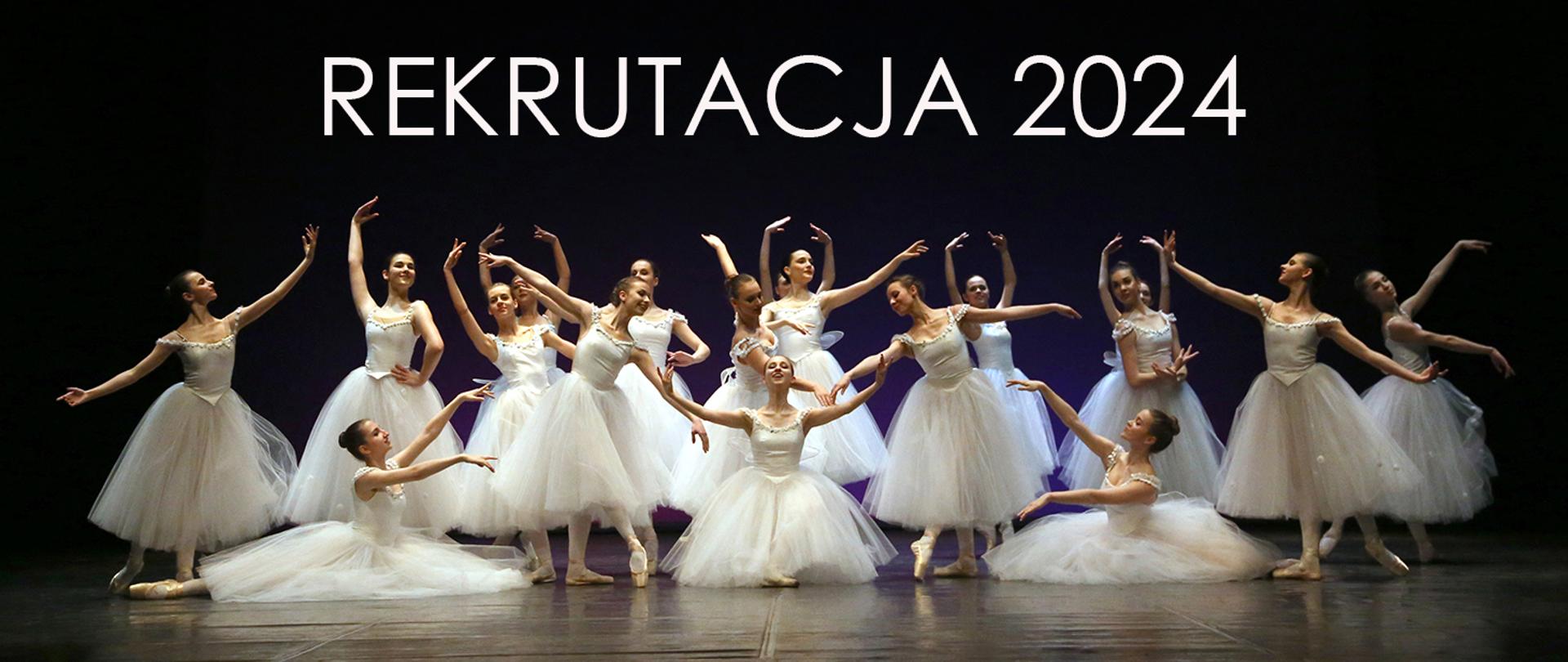 Scena, na ciemnym czarnym tle tancerki w białych strojach w układzie tanecznym, u góry biały napis REKRUTACJA 2024