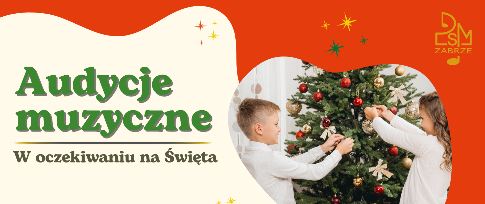 Plakat zapowiada wydarzenie „Audycje muzyczne – W oczekiwaniu na Święta”. Po prawej stronie znajduje się zdjęcie dzieci ubierających choinkę kolorowymi bombkami i kokardkami. Po lewej widnieją informacje o terminie, godzinach oraz miejscu wydarzenia. Całość utrzymana jest w świątecznej kolorystyce czerwieni, zieleni i złota.