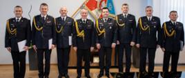 na zdjęciu Komendant Główny PSP nadbryg. Andrzej Bartkowiak, nowo powołani na kierownicze stanowiska oficerowie Państwowej Straży Pożarnej oraz ich przełożeni 