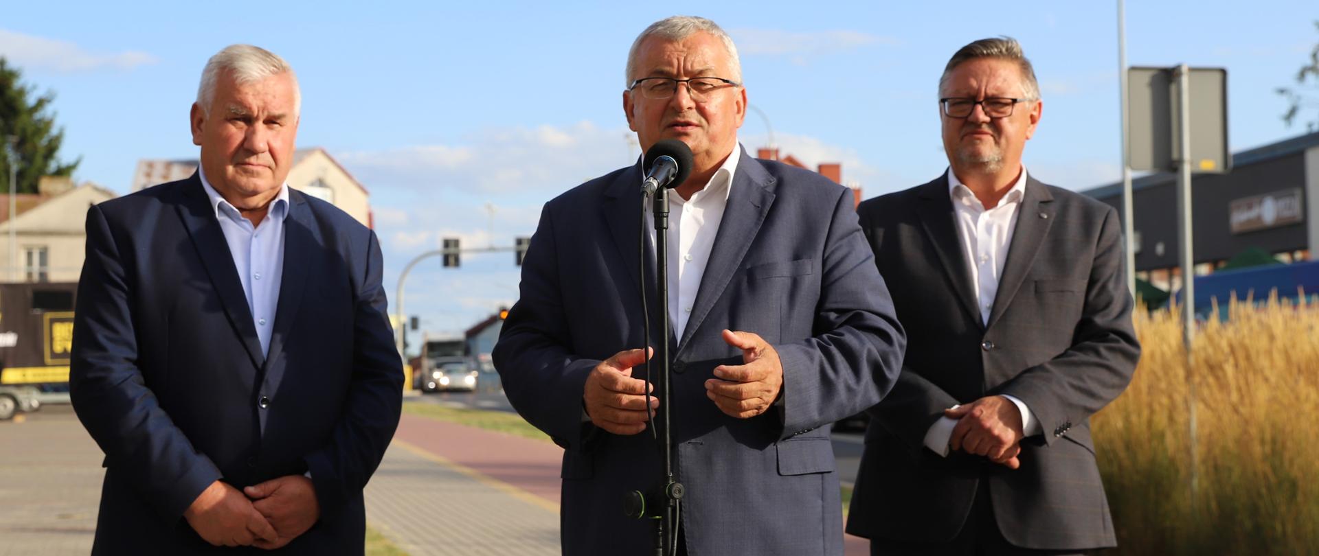 Minister infrastruktury Andrzej Adamczyk w trakcie konferencji prasowej w Kolnie