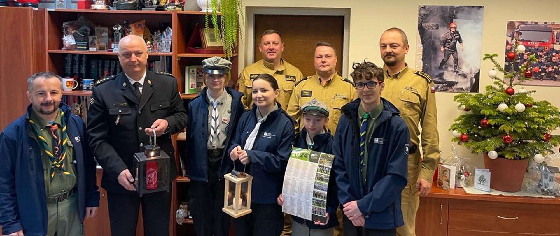 Harcerze z Betlejemskim Światłem Pokoju w KP PSP Sucha Beskidzka